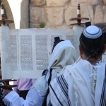 Sefer_Torah_Hagbaa